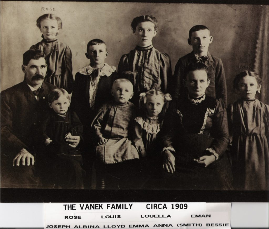 Vanek family photograph, 1908.